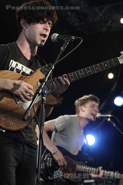 FOALS - 2008-07-06 - PARIS - Hippodrome de Longchamp - Yannis Philippakis - Walter Gervers